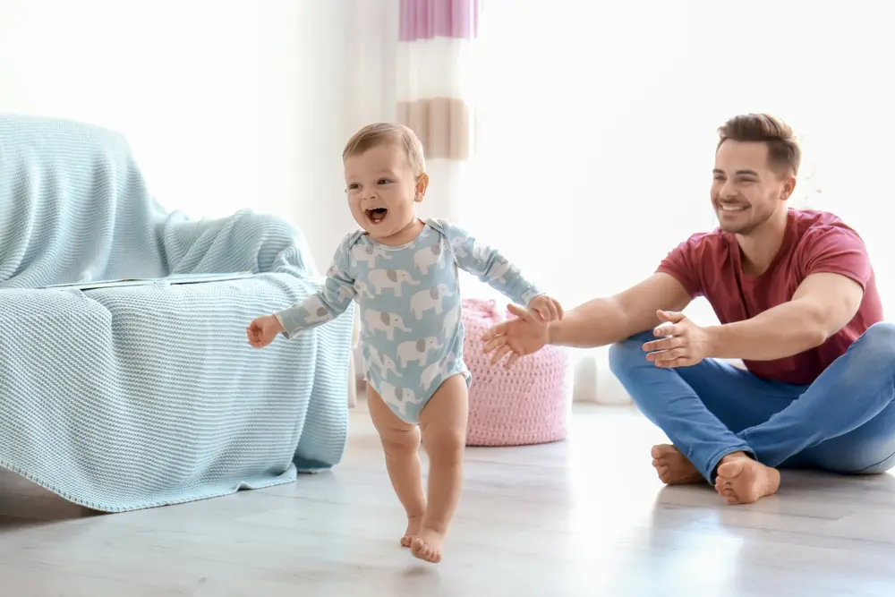 Comment aider bébé à débuter la marche?