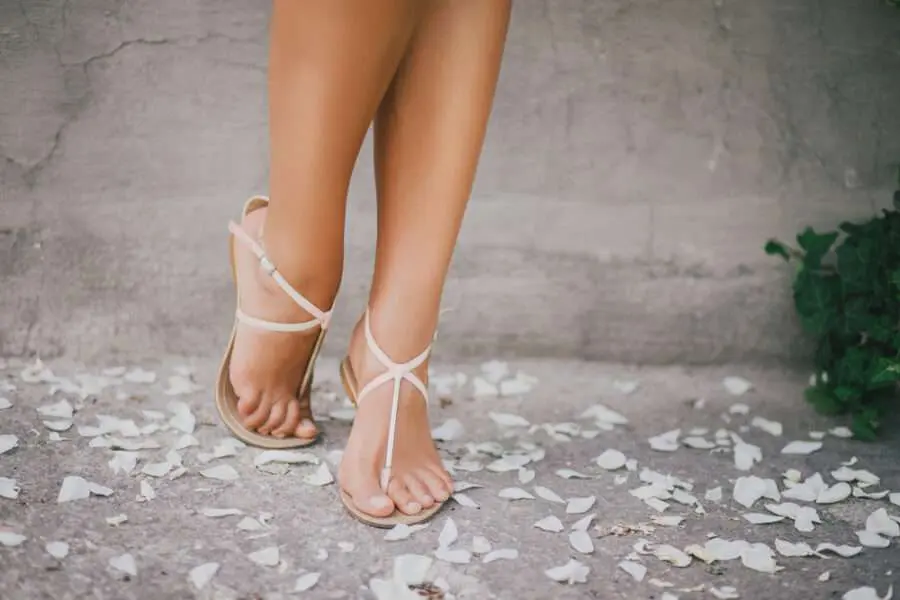 Image de :Choose sandals for summer foot health: tips from your podiatrist