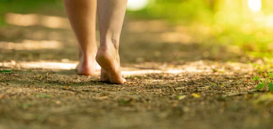 Image de :What are the health benefits of walking barefoot?