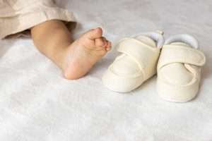 Image de :How to help your child go from booties to baby shoes