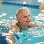 Exercices dans l’eau : renforcer ses pieds et améliorer l’équilibre