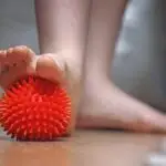 Douleur sous le pied : causes fréquentes et solutions efficaces