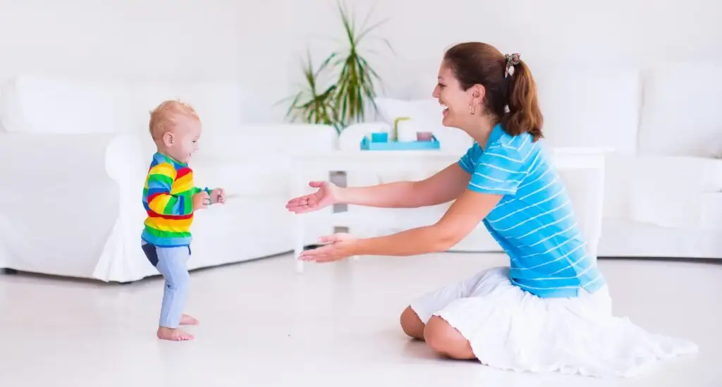 Comment aider bébé à débuter la marche?