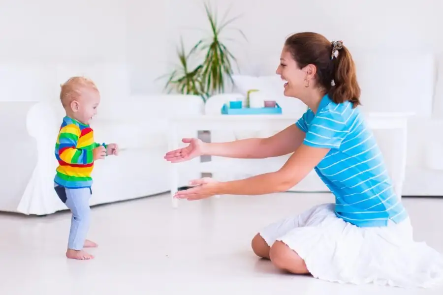 Comment aider bébé à débuter la marche?